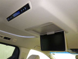 天井にはビルトインタイプのリアモニタ-が付いていました。嬉しい装備ですね。