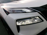 LEDヘッドランプ。夜間ドライブ安心。ハイビームアシスト。ヘッドランプのハイビームとロービームを自動切り替え。常に良好な前方視界の維持をサポート。