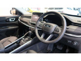 美しい内装のデザイン、ハンドルを握るたびにワクワクするお車ですよ。