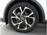 かっこいいホイールですね。 車のイメージを大きく左右するホイール部分はコダワリを持ちたいですね。