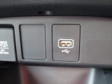 ナビ接続可能なUSBジャックが装備されています。
