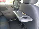 シートバックテーブル付です。便利な装備です。