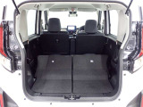 セカンドシートを倒すとさらに広々のラゲッジスペース