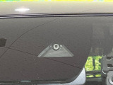 【スマートブレーキサポート】走行中に前方の車両等を認識し、衝突しそうな時は警報とブレーキで衝突回避と被害軽減をアシスト。より安全にドライブをお楽しみいただけます。