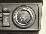 エンジンスタートボタンです。キーが車内にあれば、エンジンの始動・停止はブレーキを踏んでスイッチを押すだけ!キーを取り出す手間を省き、ワンプッシュでエンジンを操作するので簡単でスムーズです。