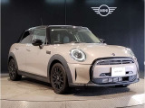 MINIのフロントグリルのデザインはイギリスで生まれた当初から、シルバーのサイドバーが折り重なった伝統的なデザインで御座います。その伝統はBMWのお車になってからでも少しずつ形を変えて守られております