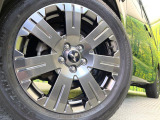 【18インチアルミホイール】外観にマッチしたアルミホイールを装着しております。各種アルミホイールや、スタッドレスタイヤも取扱いしております。是非ご相談ください♪