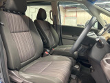 運転席まわりには十分なスペースがあり、大柄な方でもゆったり運転していただける環境です。