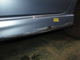 この車両は助手席側サイドシルガーニッシュ後方部にA3サイズ程度の傷が有ります。こちらは現状での販売となります。ご希望であれば当社にて板金修理を行うことも可能です。詳しくは担当営業までご相談下さいませ。