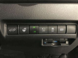 【ステアリングヒーター】スイッチ一つでハンドルのグリップ部を温めてくれるので、冬には重宝される機能です^^