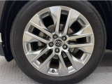 アルミホイール付き!「純正」なので車のデザインともマッチしています。