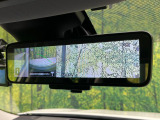【インテリジェントルームミラー】後席の大きな荷物や同乗者で後方が確認しづらい時でも安心!カメラが撮影した車両後方の映像をルームミラー内に表示。クリアな視界で状況の確認が可能です!