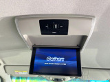 【フリップダウンモニター】大画面モニターで後席でもエンタメをお楽しみいただけます。小さなお子様にも大人気の装備です♪