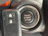 【キーレススタートシステム】カバンやポケットに入れたままでもドアの施錠・解錠が可能なスマートキーを装備。エンジンのオン・オフ時もカギを取り出す必要が無いからとっても便利です♪
