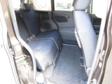 足元が広くゆったりとした後部座席!長距離ドライブも楽々♪