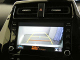 バックガイドモニター付き。車両後方の映像をナビ画面に表示し、駐車などの後退操作をサポートします。