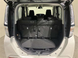 荷室も日常のお買い物には困らない広さが確保されております 後席を分割で倒すこともできますよ