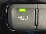 【ヘッドアップディスプレイ】現在の速度や走行情報をデジタル表示で運転席前方のガラスに投影!運転中、目線をずらさず必要な情報を確認できるのでとっても便利で安心!