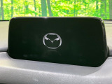 【マツダコネクトナビ】車内の雰囲気にマッチした一体型タイプのナビ。各種車輌設定やBluetooth再生等、様々な機能が楽しめます。直感的なダイヤル操作が可能で、使い勝手も良好です。