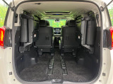普段のお買い物や通勤、送迎等に十分な荷室スペースを確保しております。3列目を倒すと、大きな荷物の積載も可能です♪