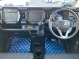 インパネ回りです。インパネシフト採用で足元空間が広々しています。広々とした空間は運転の疲れを軽減します♪