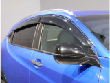 電動格納ミラーになっておりますので、車内からミラーの角度の調節、開いたり・格納ができて便利です♪