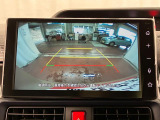 【バックカメラ】 駐車時に車両後方の様子を見ることができるので、運転の不安を軽くします。