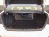 【トランクルーム】ハイブリッド車でも大容量のトランクルーム!さらに、後席を前方に倒せば、長尺物の収納可能です。左右別々で倒せる2分割式となっておりますので、とても便利です♪