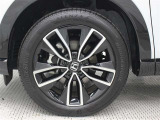 純正アルミホイールは精度が高く、走行の安定性が優れています。タイヤサイズ225/50R18