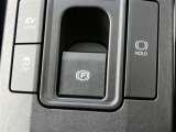 電動パーキングブレーキを搭載。スイッチ操作でパーキングブレーキを作動・解除することができるので操作の力が不要です。