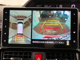 【パノラマモニター】 上から見下ろしたような映像が、運転の不安を軽くします。