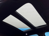 【大型サンルーフ】車内の解放感が一気に上がる大型のパノラマルーフ!季節を問わず開放的で快適なドライブをお楽しみいただけます。流通量も少なく希少価値の高い人気の装備です♪