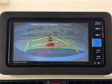 バックガイドモニター付きです。車の後方に小型カメラが付いており、バックする際の後方の様子をモニター上に表示します。