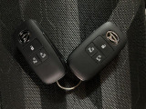 電子カードキーを携帯していれば、ドアハンドルやバックドアのリクエストスイッチを押すだけでドアの施錠・解錠が出来ます♪もちろん 遠隔操作も可能です!盗難防止のイモビライザー機能装備ですよ ☆
