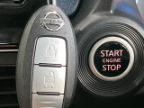 【インテリジェントキー】カバンやポケットに入れたままでもドアの施錠・解錠が可能なスマートキーを装備。エンジンのオン・オフ時もカギを取り出す必要が無いからとっても便利です♪