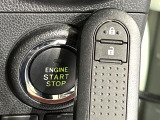 【キーフリーシステム】カバンやポケットに入れたままでもドアの施錠・解錠が可能なスマートキーを装備。エンジンのオン・オフ時もカギを取り出す必要が無いからとっても便利です♪
