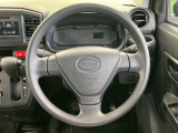 インテリアに合わせたデザインのステアリングは、運転される方のことも考え、運転しやすい形状、大きさです。是非一度、実際に触ってお確かめください。