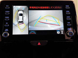 車両を真上から見た様な視点のパノラミックビューモニターを搭載しています。後方の死角だけでなく左右や前方の障害物の発見も容易になります。車載カメラの視点切替スイッチで様々な視野表示切替も可能です。