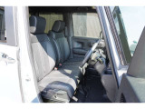運転席・助手席はベンチシートになっております!運転席と助手席の間をスムーズに移動できます♪