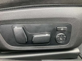 【コックピットシート】BMW車の主役席。車体中央にくる様に配置し車両重心とが一致する事でドライバーと車との一体感あるドライビングを実現。人間工学に基づき形成した形状が長時間のドライブ疲労も軽減します!