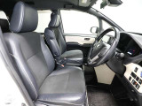 ゆったり室内で運転もしやすいです♪使い勝手の良い配置も考えられています!!