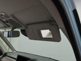 サンバイザーにバニティーミラー付き。車の中でも身だしなみ確認。