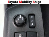 駐車時に便利なスマ-トキ-連動オ-ト格納式ドアミラーを装備しています。施錠すると自動的にドアミラーを格納する便利な機能です!