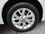 日産純正のアルミホイールが装着されてます。ボディデザインとマッチしておりカッコイイですね。