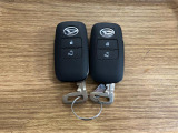【スマートキー】 スマートキーを携帯していれば、ドアハンドルのボタンを押してロックの解除ができ、パワースライドドアもワンタッチで開閉できます。