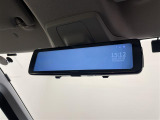 【社外デジタルインナーミラー】車両後方カメラの映像をルームミラーに映すことが出来ます。 そのため、後席に人や荷物があって後方が見えづらい場合でもしっかり視界を確保することが出来ます。
