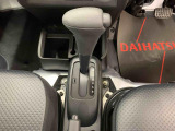 ぬかるみ脱出を容易にするスーパーデフロックを装備。片側のタイヤが空転した時でも、スイッチをONにすると、反対側のタイヤにも駆動力を伝えます!