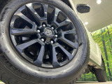【グレード専用純正18インチアルミホイール】デザイン性の高い純正アルミホイールを装着しております。各種社外アルミホイールや、スタッドレスタイヤも取扱いしております。是非ご相談ください♪