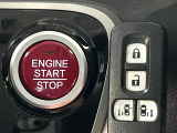 【Hondaスマートキー】カバンやポケットに入れたままでもドアの施錠・解錠が可能なスマートキーを装備。エンジンのオン・オフ時もカギを取り出す必要が無いからとっても便利です♪