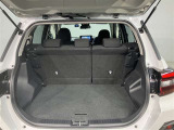【ラゲッジスペース】長さのある荷物を積む際にも後部座席を倒したりするなどアレンジが可能なので非常に便利です♪